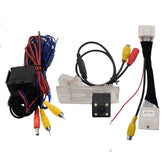 Achteruitrijcamera Dacia (kentekenverlichting) met aansluitkabels en adapters voor installatie.