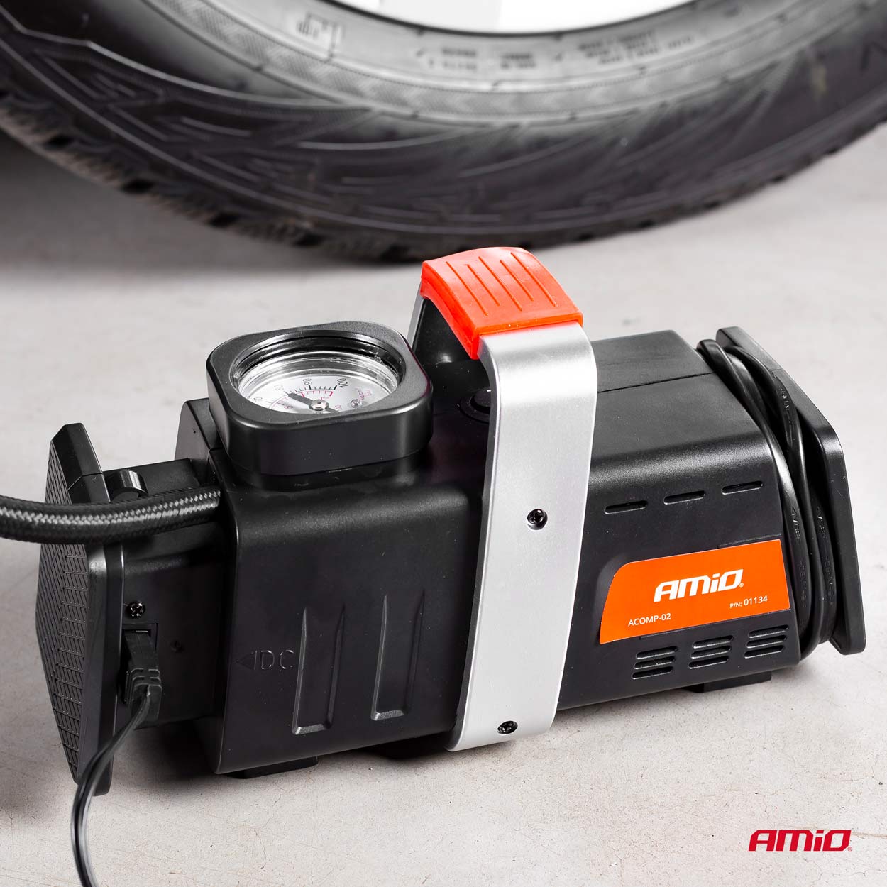 Autocompressor met adapters en oppompnaald