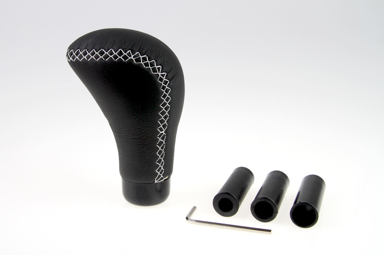 Universele versnellingspookknop met adapters voor verschillende afmetingen van de versnellingspook