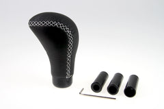 Universele versnellingspookknop met adapters voor verschillende afmetingen van de versnellingspook