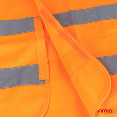 Detail van reflecterende band op een oranje veiligheidsvest