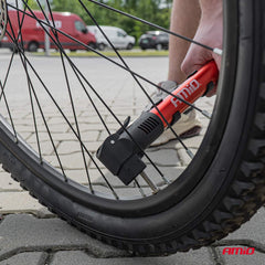 Fietshandpomp met twee ventieltypes