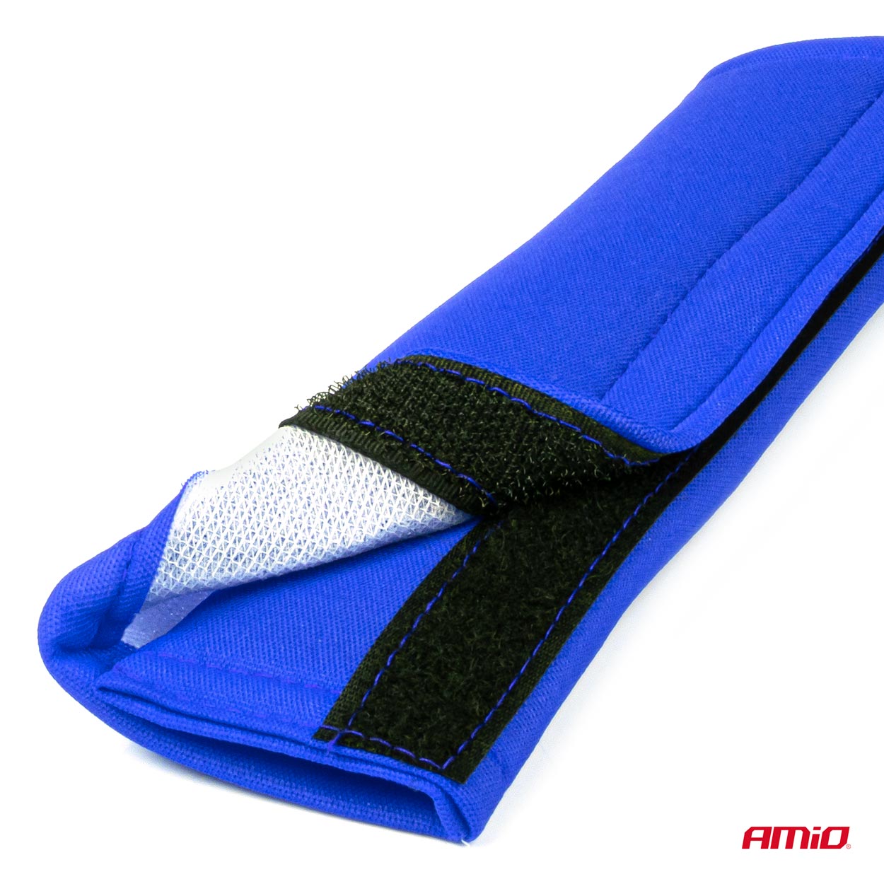 Gordelkussen van zacht blauw materiaal.