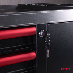 Gereedschapsset met doppen en accessoires in kast