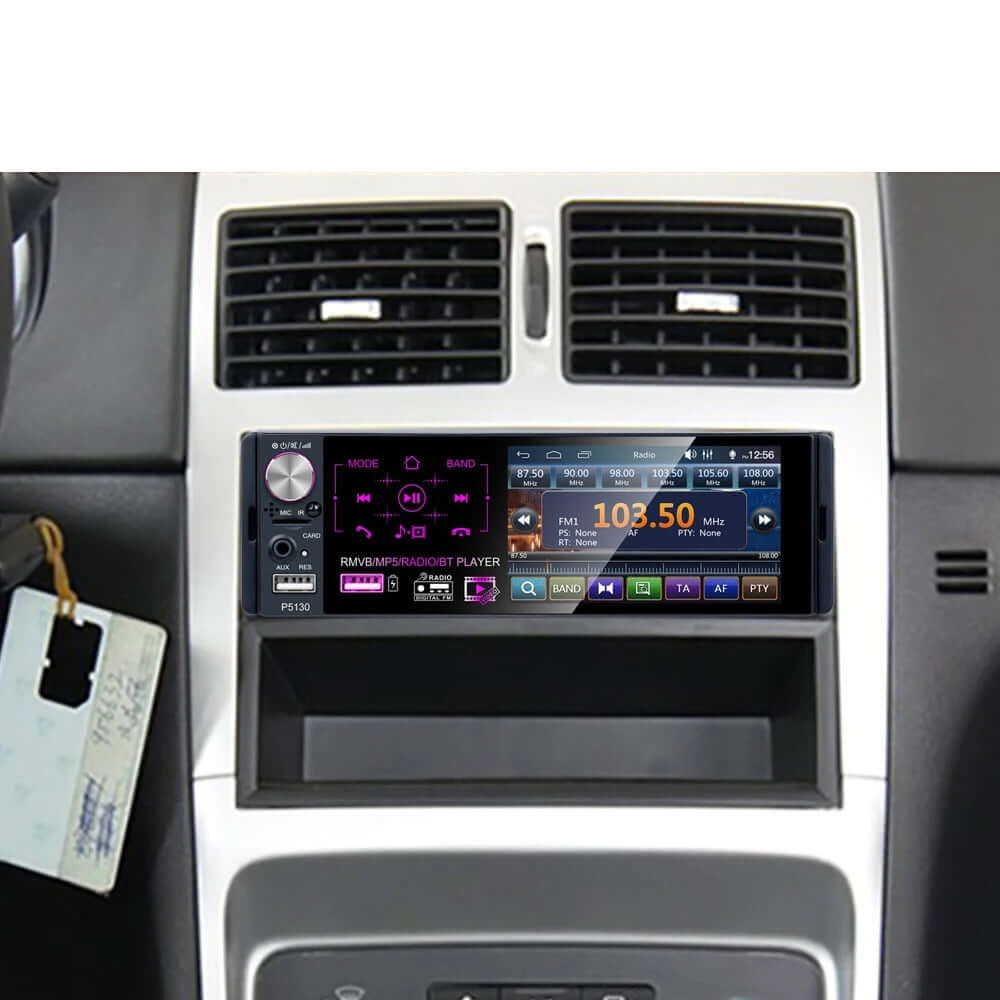 1-DIN 4.1" autoradio met Bluetooth, USB en ondersteuning voor een achteruitrijcamera, geïnstalleerd in de middenconsole van de auto met helder touchscreen.
