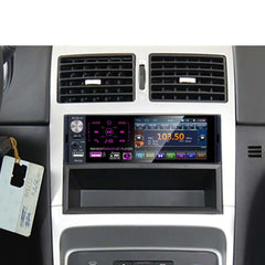 1-DIN 4.1" autoradio met Bluetooth, USB en ondersteuning voor een achteruitrijcamera, geïnstalleerd in de middenconsole van de auto met helder touchscreen.