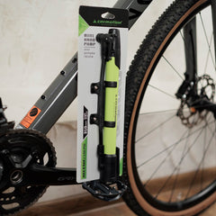 Compacte minipomp met slang en beugel
