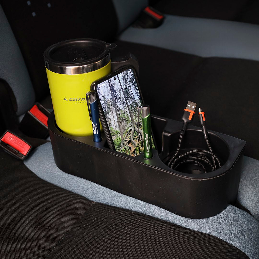 Zwarte bekerhouder en organizer voor in de auto met ruimte voor bekers en flessen