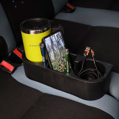 Zwarte bekerhouder en organizer voor in de auto met ruimte voor bekers en flessen