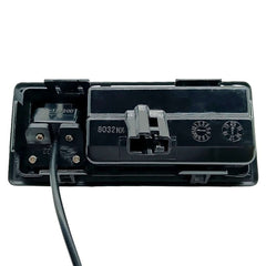 Achteruitrijcamera voor Audi/Skoda/VW – geïntegreerd in de achterklephandgreep, afbeelding van de achterklephandgreep met camera en kabel.