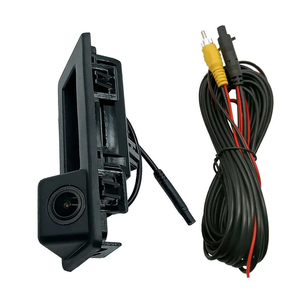 Achteruitrijcamera voor Audi/Skoda/VW – geïntegreerd in de achterklephandgreep met aansluitkabels en hoogwaardige beeldsensor.