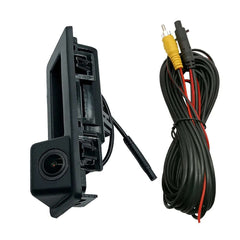 Achteruitrijcamera voor Audi/Skoda/VW – geïntegreerd in de achterklephandgreep met aansluitkabels en hoogwaardige beeldsensor.