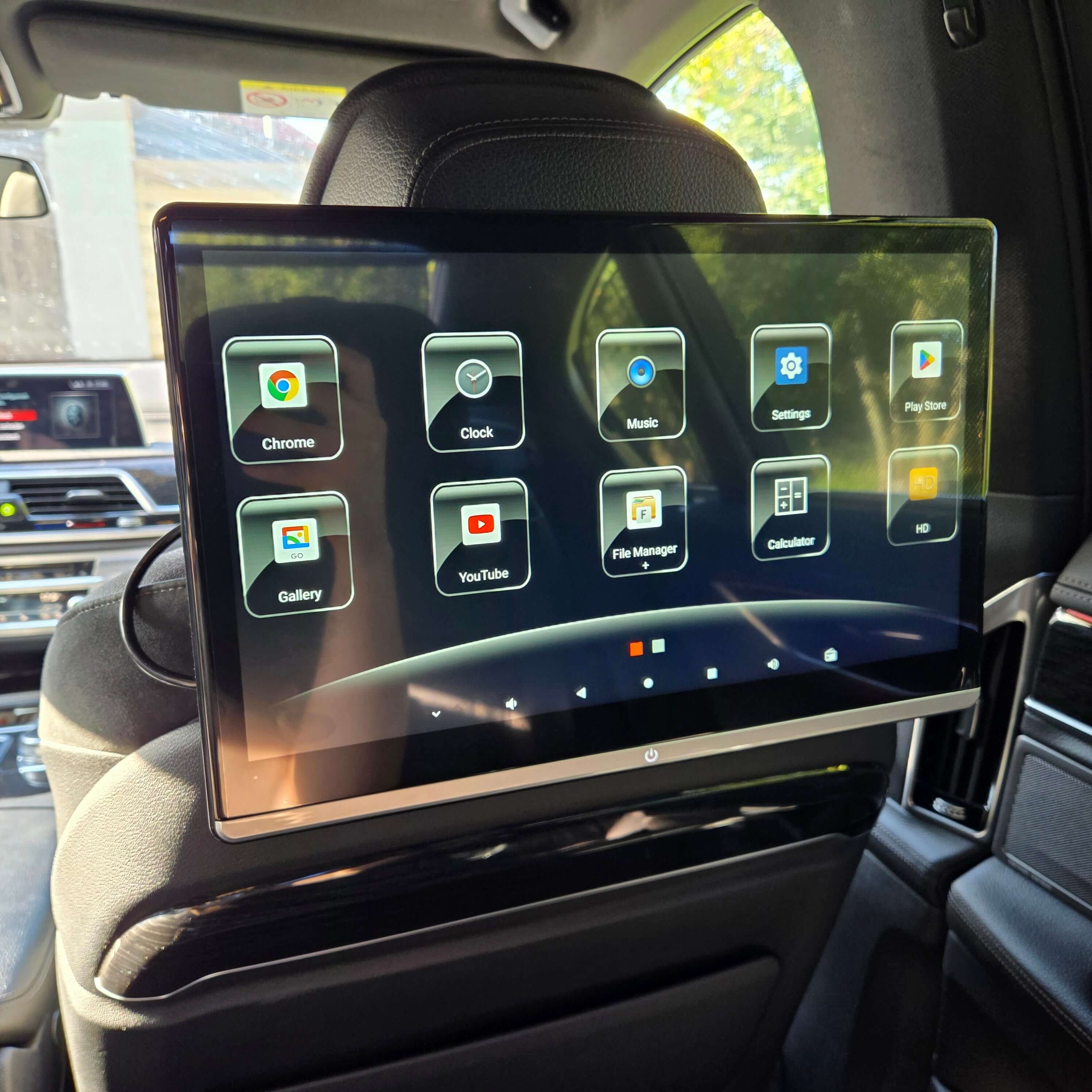 14" achterbankscherm met Netflix, Youtube, TV2 Play enz. – Carmediaeurope.com
